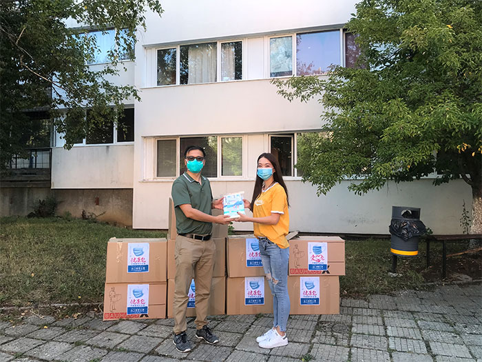 驻保加利亚使馆向在保中国留学人员、汉语教师发放防疫物资并提醒做好秋季开学防疫工作